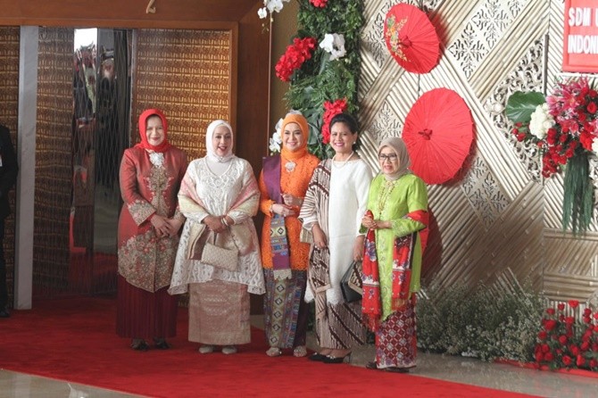 Gaya busana para Ibu Negara Iriana Joko Widodo dan Mufida Jusuf Kalla bersama ibu pejabat lainnya saat menghadiri sidang tahunan MPR 2019. (Dery Ridwansah) - Image