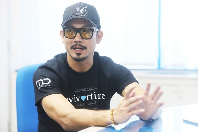 Denny Sumargo sebagai Denny berkunjung saat memperkenalkan film baru berjudul Twivortiare di Graha Pena, Jakarta, Rabu (14/8/2019). Hanung Hambara/Jawa Pos - Image