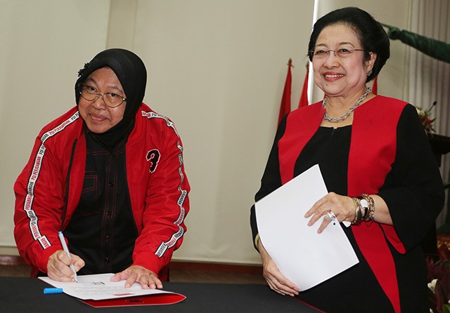 BERI KEPERCAYAAN: Wali Kota Surabaya Tri Rismaharini bersama Megawati dalam pelantikan pengurus DPP di kantor DPP PDIP, Jalan Diponegoro, Jakarta. (Muhamad Ali/Jawa Pos) - Image