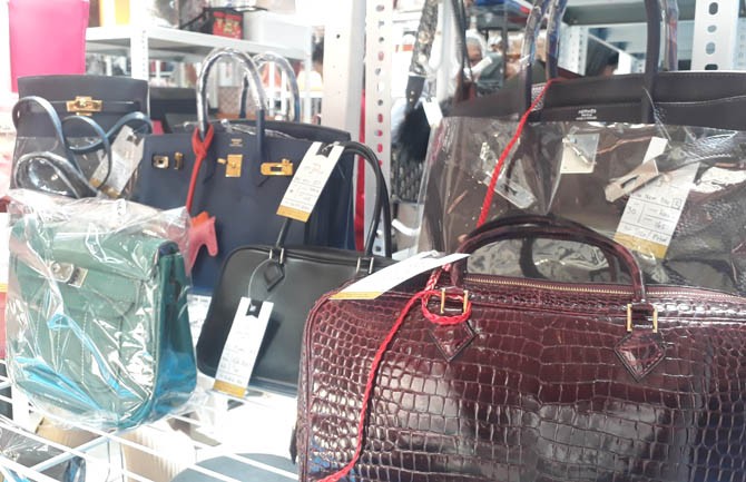 Ragam tas mewah seken branded laris di pasaran. (Rieska Virdhani/JawaPos.com) - Image