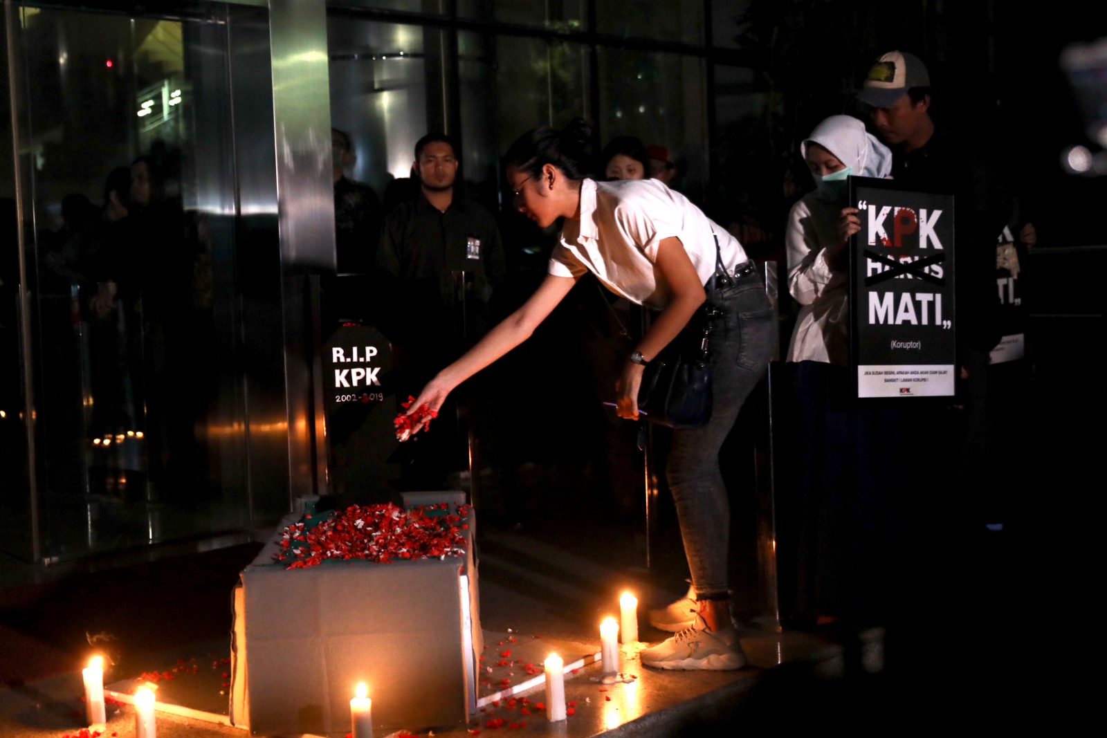 Massa Koalisi Masyarakat Sipil Anti Korupsi melakukan aksi Thetrikal dengan menaruh makam sebagi simbol kematian KPK, di lobi Gedung KPK Merah Putih, Jakarta, Selasa (17/9/2019 ), Menyusul pengesahan RUU KPK di DPR. Mereka menganggap Revisi UU KPK merupak - Image