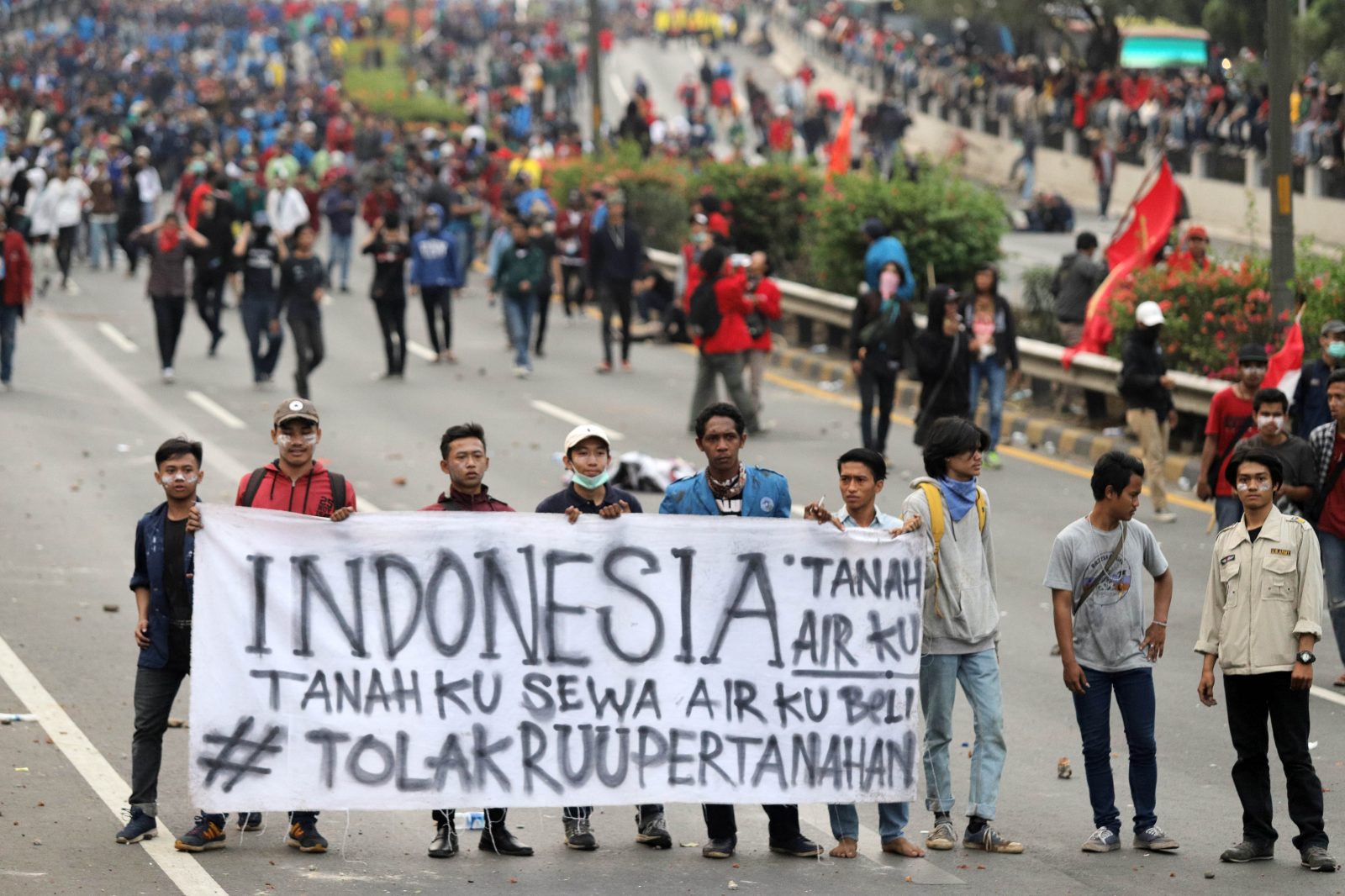 Mahasiswa memblokade Jl. Gatot Subroto di Depan Gedung DPR, Senayan, Jakarta, Selasa (24/9/2019). Aksi menuntut pembatalan RKUHP yang saat ini ditunda pengesahannya oleh DPR itu berujung ricuh. Foto: Dery Ridwansah/ JawaPos.com - Image