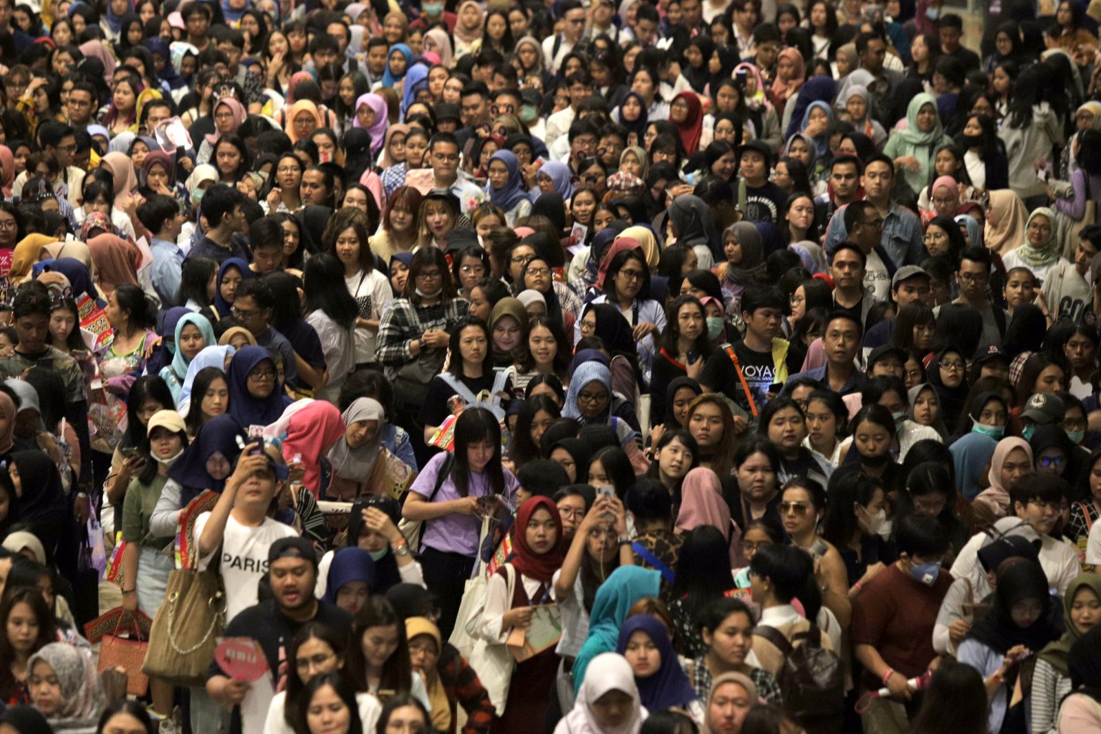 Antrian ribuan fans K-Pop untuk menyaksikan Konser Super K-pop Festival (SKF) 2019 di ICE BSD, Serpong, Tangerang Selatan, Banten, Sabtu (28/9/2019). Super K-Pop Festival Indonesia 2019 (SKF 2019) menampilkan performance diantaranya : Kyu Hyun Super Junio - Image