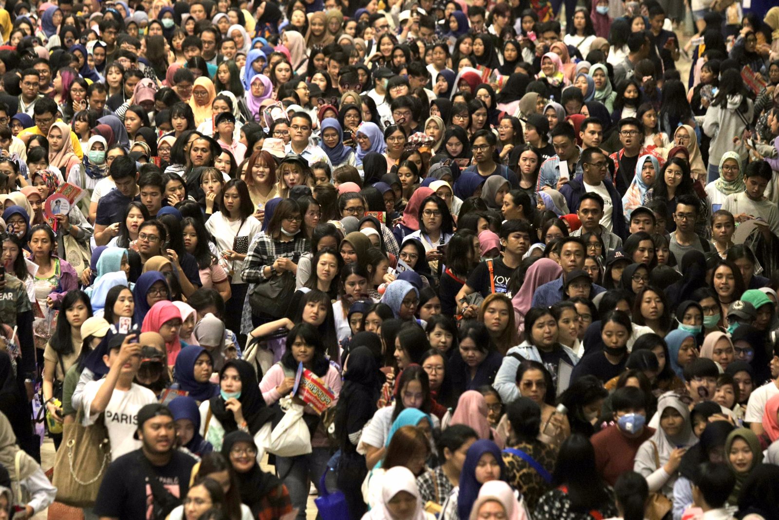Antrian ribuan fans K-Pop untuk menyaksikan Konser Super K-pop Festival (SKF) 2019 di ICE BSD, Serpong, Tangerang Selatan, Banten, Sabtu (28/9/2019). Super K-Pop Festival Indonesia 2019 (SKF 2019) menampilkan performance diantaranya : Kyu Hyun Super Junio - Image