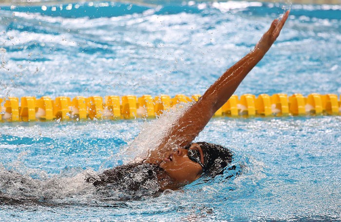 Azzahra Permatahani saat tampil pada final 200m gaya punggung Jakarta Open di Stadion Aquatik GBK, Sabtu 28/9/19. Azzahra menjadi juara kedua, juara pertama direbut oleh Nurul Fajar. Foto: Chandra Satwika/Jawa Pos. - Image