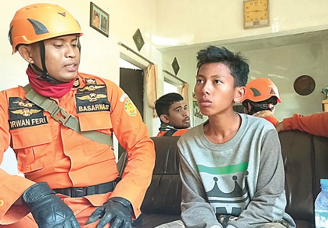 DITEMUKAN SELAMAT: Muhammad Nur Hafifi (tengah) ditemukan tim gabungan dalam kondisi selamat. (Jumai/Jawa Pos Radar jember) - Image