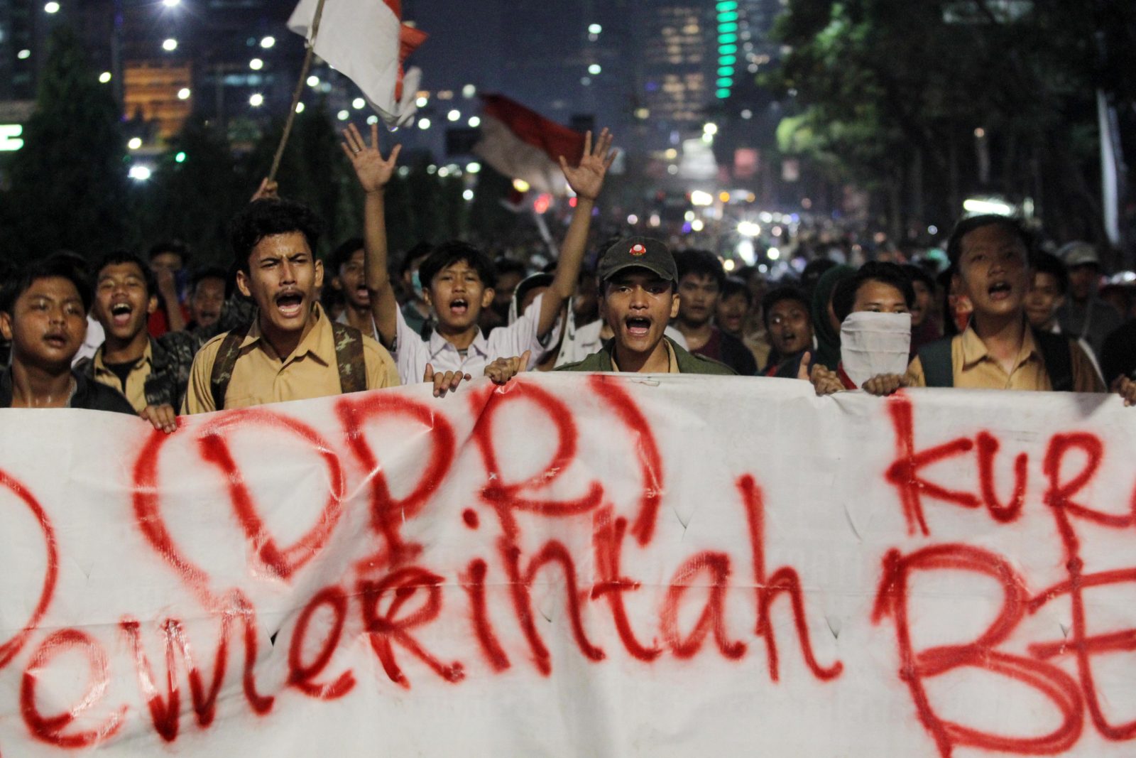 Ratusan Massa Pelajar melakukan Long March menuju Gedung DPR RI di Jalan Tol Dalam Kota untuk aksi unjuk rasa menutut dibatalkannya Revisi Kitab Hukum Pidana (RKUHP) di Pintu Masuk Pejalan Kaki Gedung DPR, Senayan, Jakarta, Rabu (25/9). Aksi tolak RKUHP o - Image
