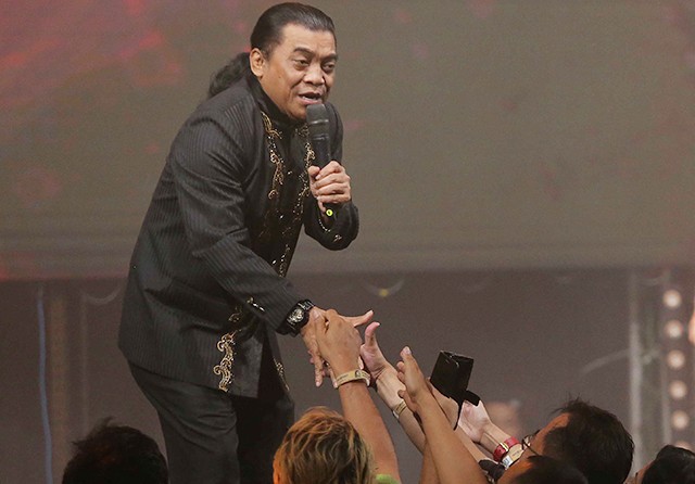 KHAS: Didi Kempot mengajak Sobat Ambyar nyanyi bareng tadi malam. (Fedrik Tarigan/Jawa Pos) - Image
