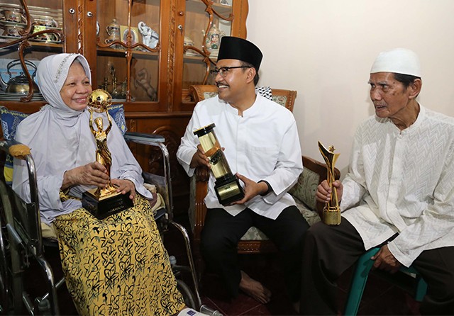 PENYANYI ERA 80-AN: Mantan Wakil Gubernur Saifullah Yusuf (kanan) mengunjungi Ida Laila di sela kampanye pilgub awal tahun lalu. (Dite Surendra/Jawa Pos) - Image