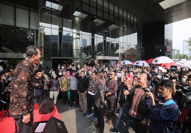 Pimpinan KPK Saut Situmorang bersama 1000 karyawan KPK yang tergabung dalam Wadah Pegawai KPK melakukan aksi bergandengan tangan membentuk rantai manusia mengelilingi Gedung KPK Merah Putih, Jakarta, Jumat (6/9). Aksi ini sebagai bentuk penolakan atas Rev - Image