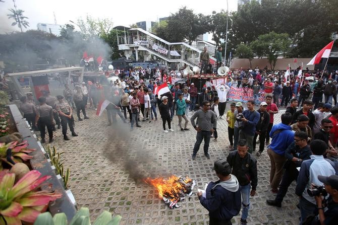 Massa yang tergabung dari berbagai aliansi berunjuk rasa di halaman gedung KPK Merah Putih, Jakarta, Sabtu (14/9/2019). Dalam aksinya mereka menuntut DPR agar segera melakukan revisi terhadap Undang-undang KPK dan membubarkan wadah pegawai KPK yang diduga - Image