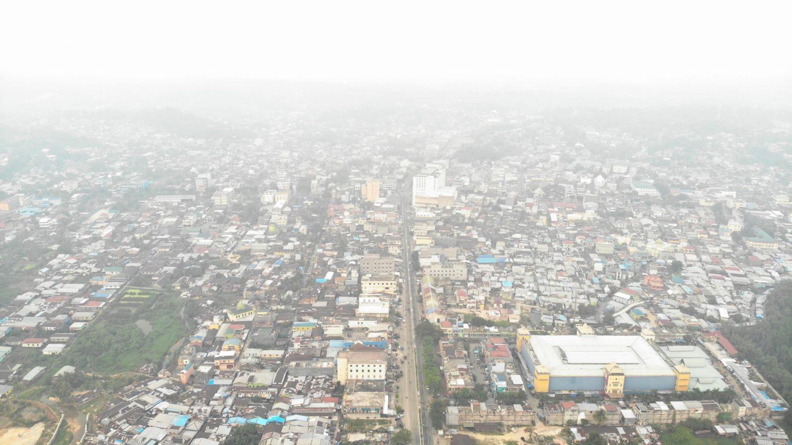 SEMAKIN PARAH: Kabut asap semakin parah di Kota Tarakan mengakibatkan sejumlah penerbangan tertunda, kemarin (14/9). Ifransyah/Radar Tarakan --KABUT-ASAP-KALTARA_IFRANSYAHRADAR-TARAKAN_Radar-Tarakan - Image