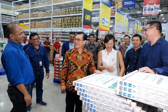 TERBESAR KEDUA: Surabaya adalah pasar paling potensial dan dinamis setelah kawasan Jabodetabek untuk segmen pasar bahan bangunan dan perlengkapan rumah. (Mitra 10 for JawaPos.com) - Image