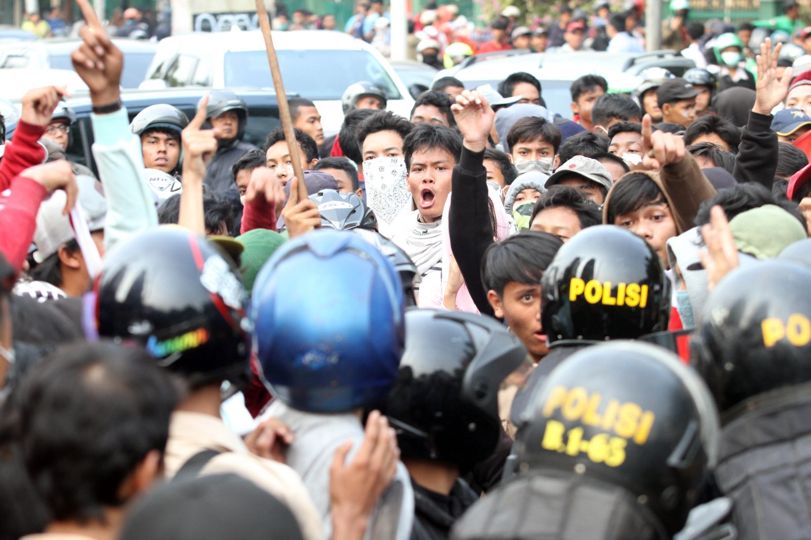 Sejumlah pelajar terlibat bentrok dengan pasukan Brimob di Jalan Tentara Pelajar, Palmerah, Jakarta, Rabu (25/9/2019). Ratusan siswa yang menggelar aksi di Gedung DPR memakai atribut sekolah berseragam putih abu, pramuka dan baju kaos bebas. Foto: Dery - Image
