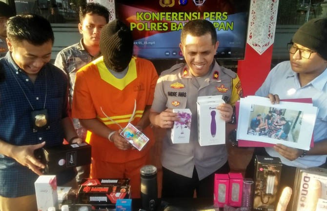 Aparat Polres Balikipapan mengungkap pelaku WP yang menjual sex toys atau alat bantu seks lewat media sosial. (Prokal.co/JPG) - Image