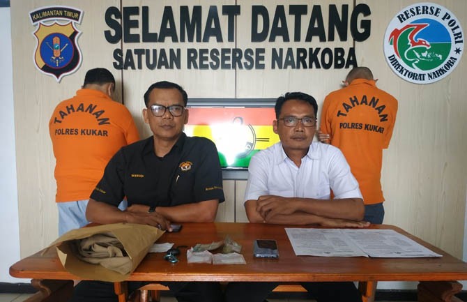 Polisi saat mengungkap kedua tersangka dan barang bukti narkoba kepada awak media. (Prokal.co/JPG) - Image