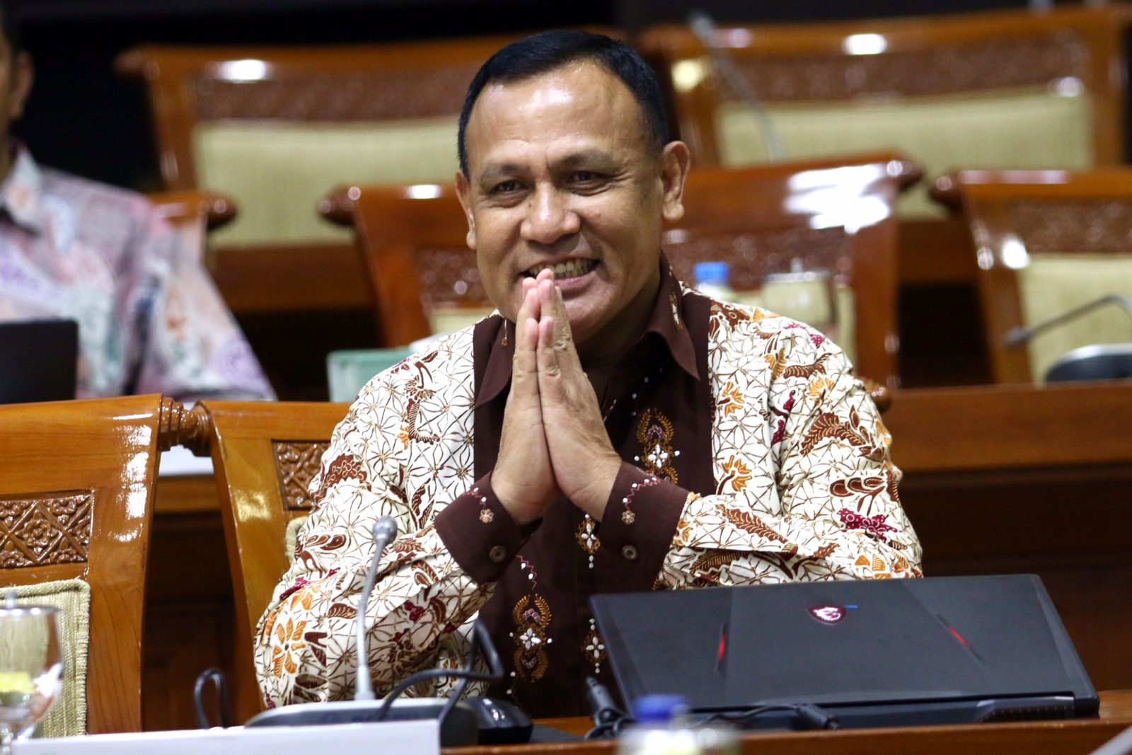 Calon Pimpinan KPK Irjen pol Firli Bahuri (kiri) berjabat tangan dengan Ketua Komisi III DPR Aziz Syamsuddin (kanan) disaksikan Wakil Ketua Komisi III DPR Demond Junaidi Mahesa (belakang) dan Erma Suryani Ranik (depan) usai menerima amplop berisi tema mak - Image