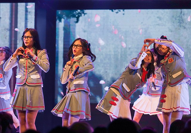 Penampilan Tim T saat membawakan setlist Tunas di Balik Seragam, Minggu (1/9) di Teater JKT48. (Dhimas Ginanjar/Jawa Pos) - Image