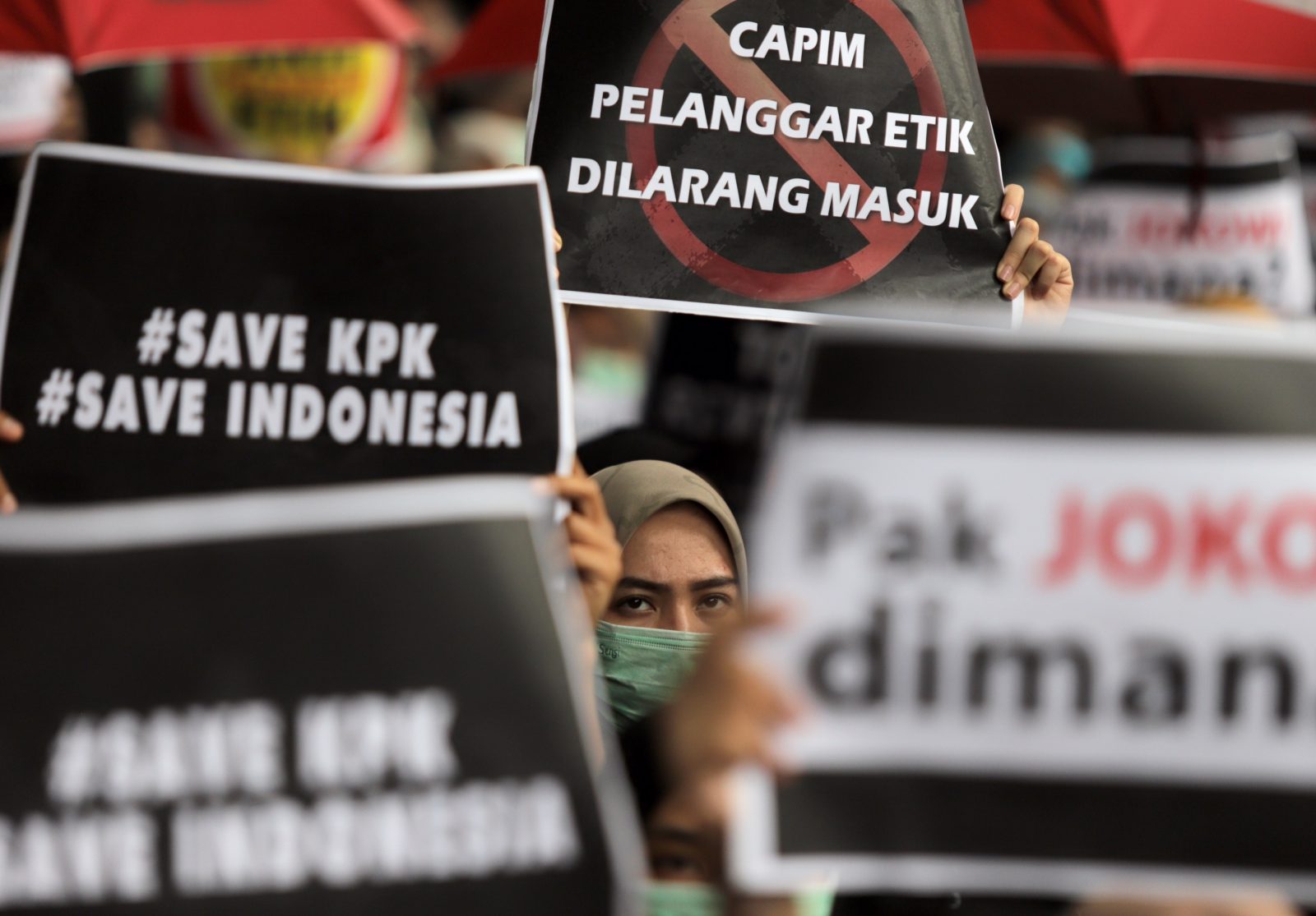 Pegawai KPK menggelar aksi unjuk rasa di kantor KPK, Jakarta, Jumat (6/9/2019). Dalam aksinya mereka menolak revisi UU KPK dan menolak calon pimpinan KPK yang diduga bermasalah. Foto: Dery Ridwansah/ JawaPos.com - Image