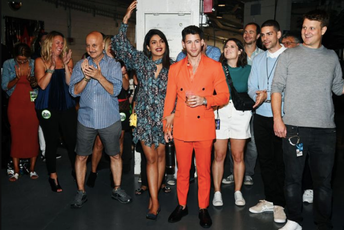 Priyanka Chopra mengenakan mini dress bunga-bunga bersama sang suami, Nick Jonas. KEVIN MAZUR/GETTY IMAGES/Harper - Image