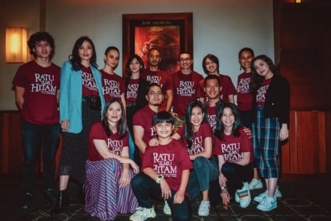 Para cast film Ratu Ilmu Hitam saat peluncuran trailer dan poster film. (Instagram) - Image