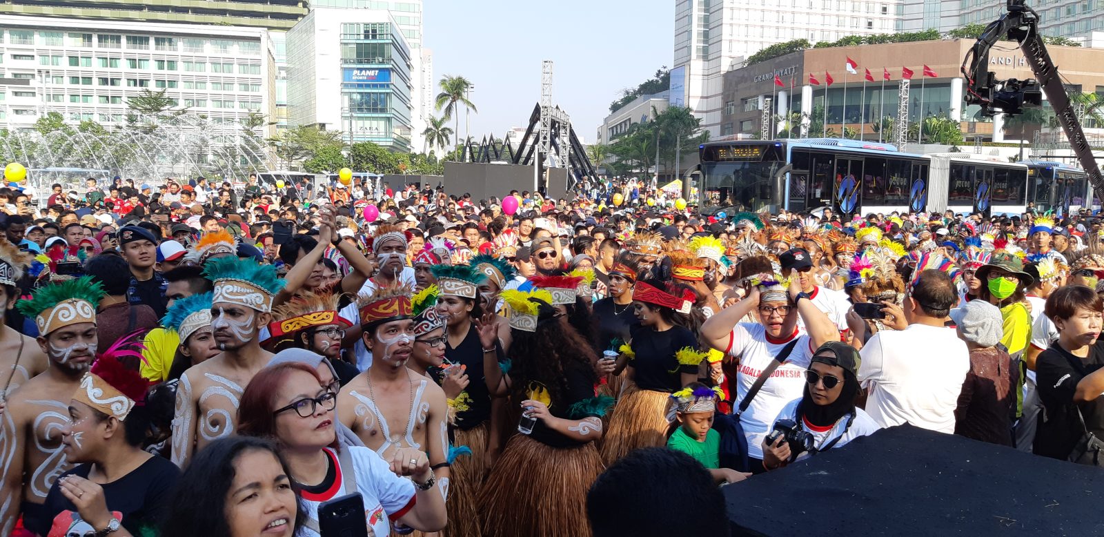 Masyarakat Papua menggelar Yospan Papua di kawasan Bundaran Hotel Indonesia, Jakarta Pusat, Minggu (1/9). (M Ridwan/JawaPos.com) - Image