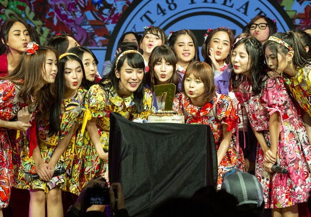 Member JKT48 meniup lilin saat perayaan ulang tahun teater ke-7 di mal FX Sudirman, Minggu (8/9). (Dhimas Ginanjar/Jawa Pos) - Image