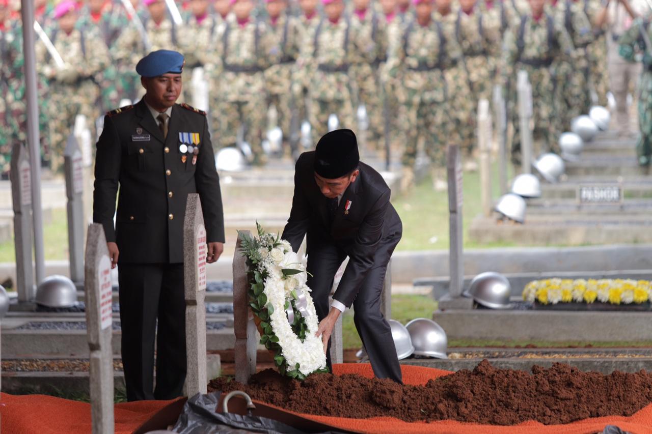 Presiden Jokowi meletakkan karangan bunga pada saat pemakaman B.J. Habibie di TMP Kalibata, Jakarta, Kamis (12/9). (Dery Ridwansah/JawaPos.com) - Image
