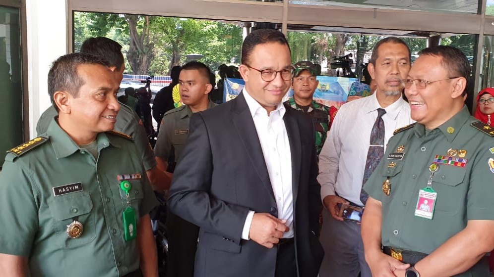 Gubernur DKI Jakarta saat menengok Presiden ketiga RI BJ Habibie di RSPAD Gatot Soebroto, Jakarta. (Sabik Aji Taufan/ JawaPos.com) - Image
