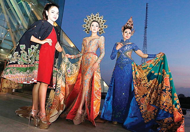 DILUKIS: Kolaborasi desainer Eko Tjandra dan Diah Gardenia menyuguhkan batik yang dituangkan pada kain sutra. (Guslan Gumilang/Jawa Pos) - Image