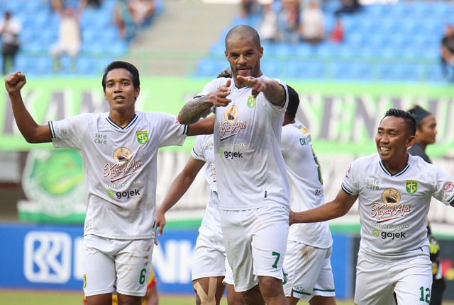 Selebrasi David da Silva seusai membobol gawang Bhayangkara FC, pada lanjutan Liga 1 di Stadion Patriot Bekasi, Sabtu 31/8/19. Persebaya berhasil menang dari tuan rumah dengan skor 2-0. Foto: Chandra Satwika/Jawa Pos. - Image