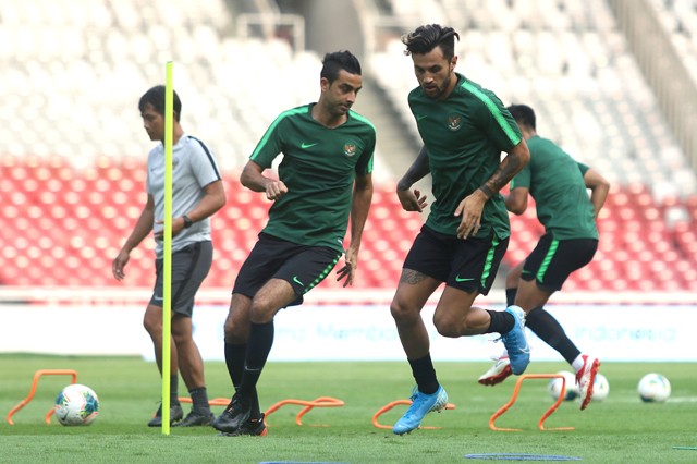 Para pemain timnas indonesia ketika melakukan latihan resmi jelang laga melawan thailand pada babak kualifikasi piala dunia 2022 di sugbk, senin 9/9/19. Foto: Chandra Satwika/Jawa Pos. - Image