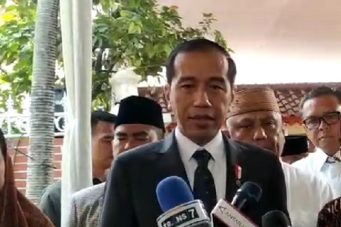 Presiden Joko Widodo bersama Ibu Iriana Joko Widodo melayat ke kediaman Presiden ketiga Republik Indonesia Bacharuddin Jusuf Habibie di Patra Kuningan, Jakarta Selatan, Kamis (12/9). (Ridwan/JawaPos.com) - Image
