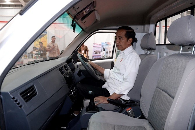 Presiden Joko Widodo (Jokowi) menjajal salah satu mobil produksi PT Solo Manufaktur Kreasi (Esemka), saat peresmian pabrik di Boyolali, Jawa Tengah, Jumat (6/9). (dok. Biro Pers Istana) - Image