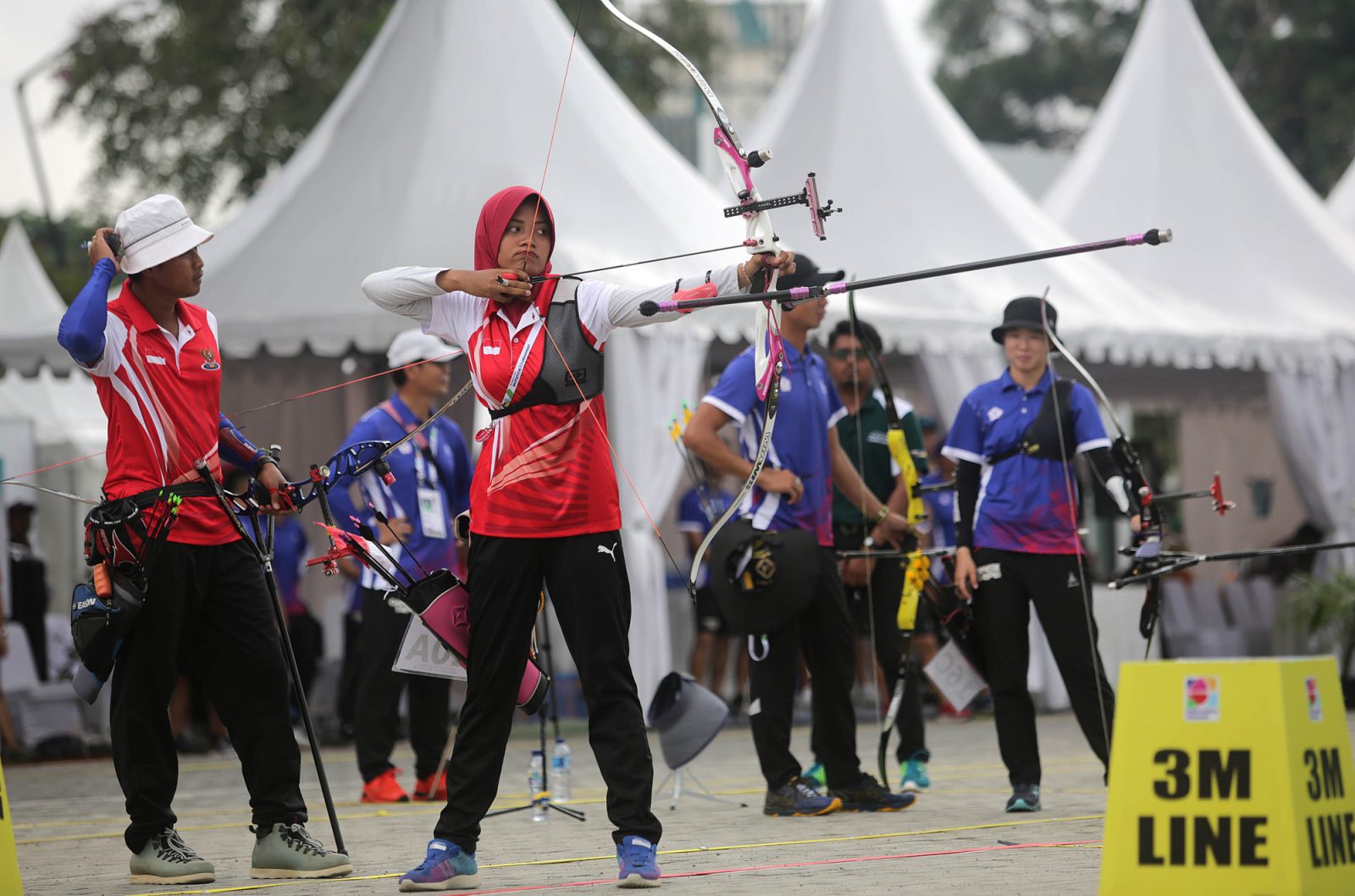 Chandra Satwika/Jawa Pos PEMANASAN: Diananda Choirunisa (kanan) membidik sasaran didampingi Riau Ega Agatha Salsabila saat tampil di Asian Games 2018 lalu. - Image