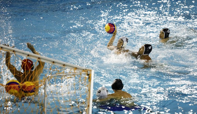 Para atlet Polo Air Jatim melakukan games saat berlatih di Kolam Renang KONI Jatim, Surabaya, kemarin (31/8). FOTO: Angger Bondan/Jawa Pos - Image