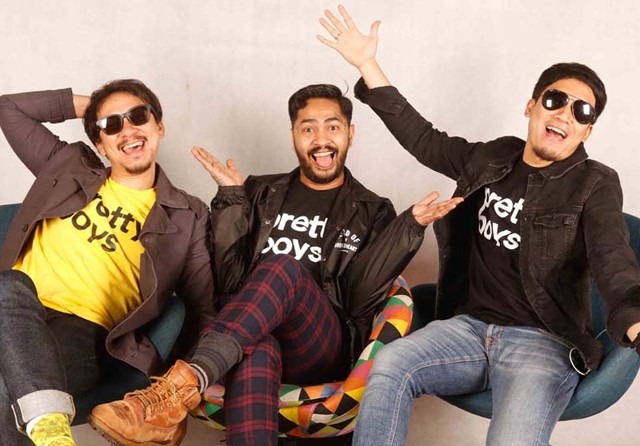 TAK SEKADAR KOCAK: Vincent (kiri) dan Desta mengapit Onadio Leonardo. Ketiganya beradu peran di film Pretty Boys. (Alfian Rizal/Jawa Pos) - Image
