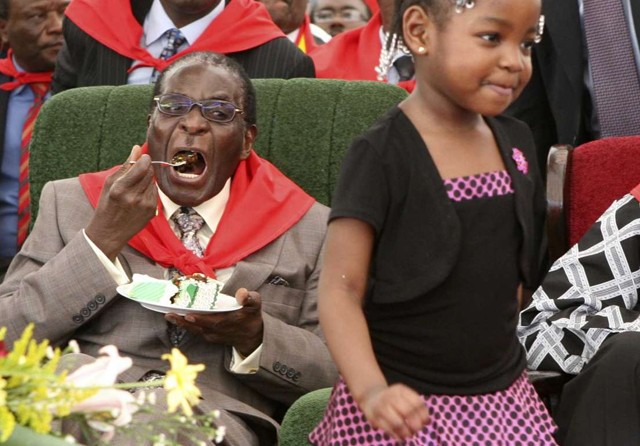 PEMIMPIN IKONIK: Robert Mugabe menikmati kue tar saat ulang tahun ke-85 pada 2009 di Chinhoyi, Zimbabwe. (TSVANGIRAYI MUKWAZHI/AP) - Image