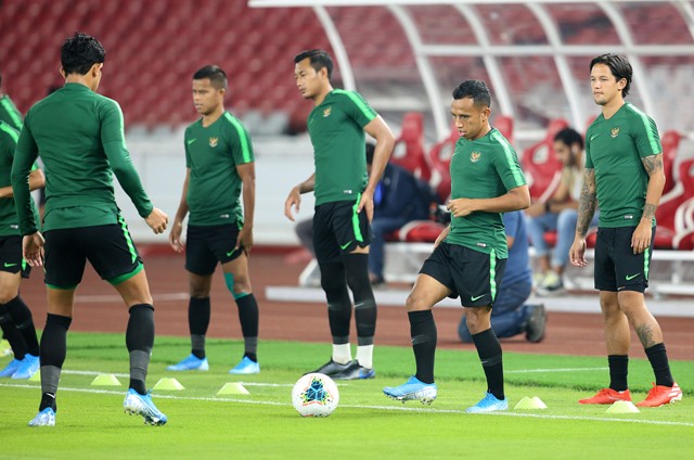 Para pemain timnas indonesia ketika mengikuti latihan jelang laga melawan malaysia pada babak kualifikasi piala dunia 2022 di sugbk, rabu 4/9/19. Foto: Chandra Satwika/Jawa Pos. - Image