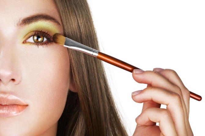 Ilustrasi dandan. Ada beberapa trik make-up untuk wajah bulat agar terlihat lebih tirus. (boldsky)