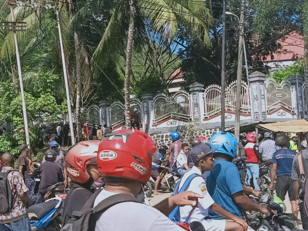 Suasana di depan Kampus Uncen Abepura. Ratusan kendaraan tertahan, karena sementara jalan di depan kampus ditutup karena ada aksi di dalam Kampus. Foto diambil pukul 09.30 WIT, Senin (23/9) . (Cepos/JPG) - Image