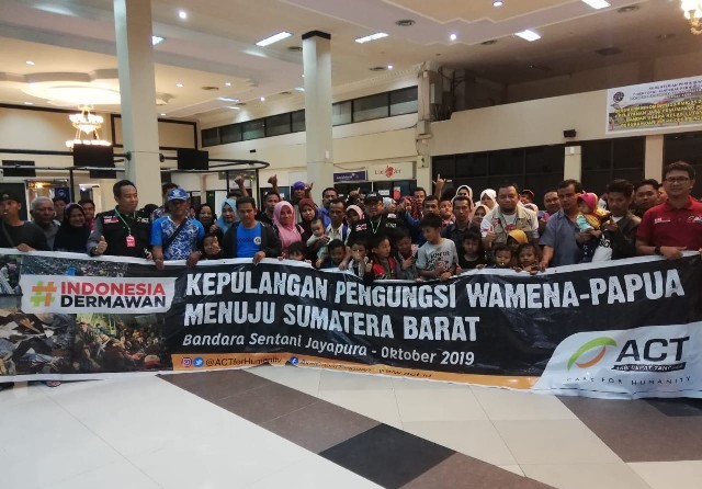 Aksi Cepat Tanggap (ACT) memfasilitasi para pengungsi di Wamena dengan memberangkatkan ke kampung halaman di Provinsi Sumatera Barat, Kamis (3/10). (ACT for JawaPos.com) - Image