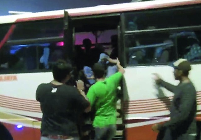 Bus antarkota antarprovinsi jurusan Pangkal Pinang, Bangka Belitung–Surabaya, dihentikan petugas di sekitar gerbang tol Warugunung. Bus tersebut diduga membawa sabu-sabu dalam jumlah banyak. (BNNP for Jawa Pos) - Image