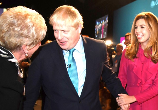 MOMEN KRUSIAL: Boris Johnson didampingi Carrie Symonds (kanan) dalam konferensi Partai Konservatif di Manchester, Inggris, kemarin (2/10). (JEREMY SELWYN/POOL VIA AP) - Image