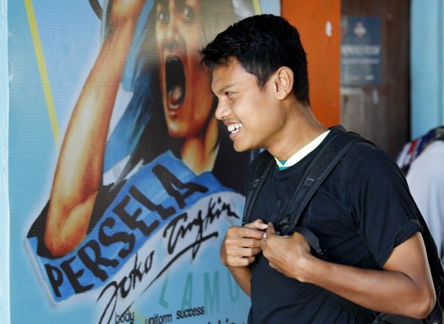 Fandi Eko Utomo, pemain Persebaya tiba di Stadion Surajaya, Lamongan, kemarin (22/10). FOTO: Angger Bondan/Jawa Pos - Image
