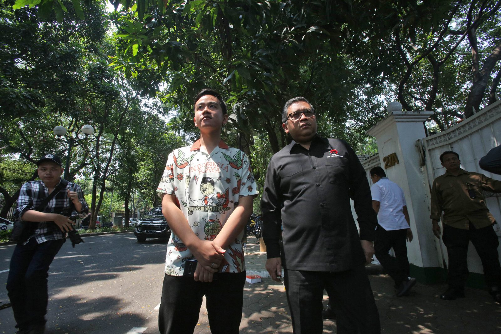 Putra Presiden Joko Widodo, Gibran Rakabuming Raka saat tiba untuk melakukan pertemuan tertutup dengan Ketum PDIP Megawati Soekarnoputri di kediaman Megawati di Jalan Teuku Umar, Menteng, Jakarta, Kamis (24/10/2019). Pertemuan tersebut membahas pencalonan - Image