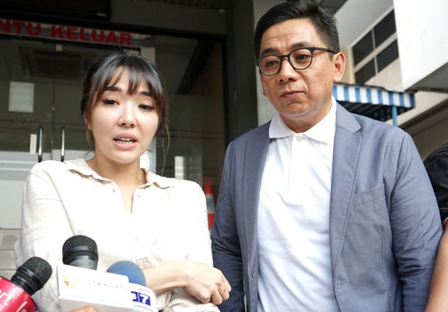 Gisella Anastasia dan Kuasa Hukumnya Sandy Arifin usai memberikan laporan di Polda Metro Jaya, Jakarta, Jumat (25/10). (Imam Husein/Jawa Pos) - Image