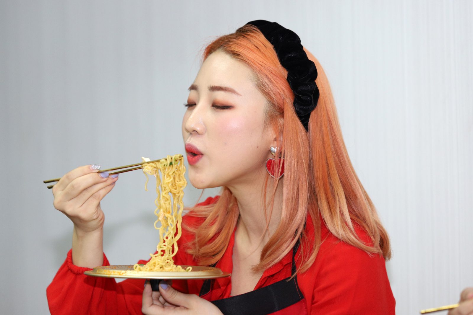 YouTuber asal Korea Selatan Han Yoo Ra Digandeng oleh Nongshim’s Farmer’s Heart memperkenalkan makanan khas Korea tersebut kepada publik. Yoo Ra juga menyempatkan diri untuk menunjukkan kebolehannya membuat ramyeon saat mampir ke kantor Jawa Pos, Graha Pe - Image