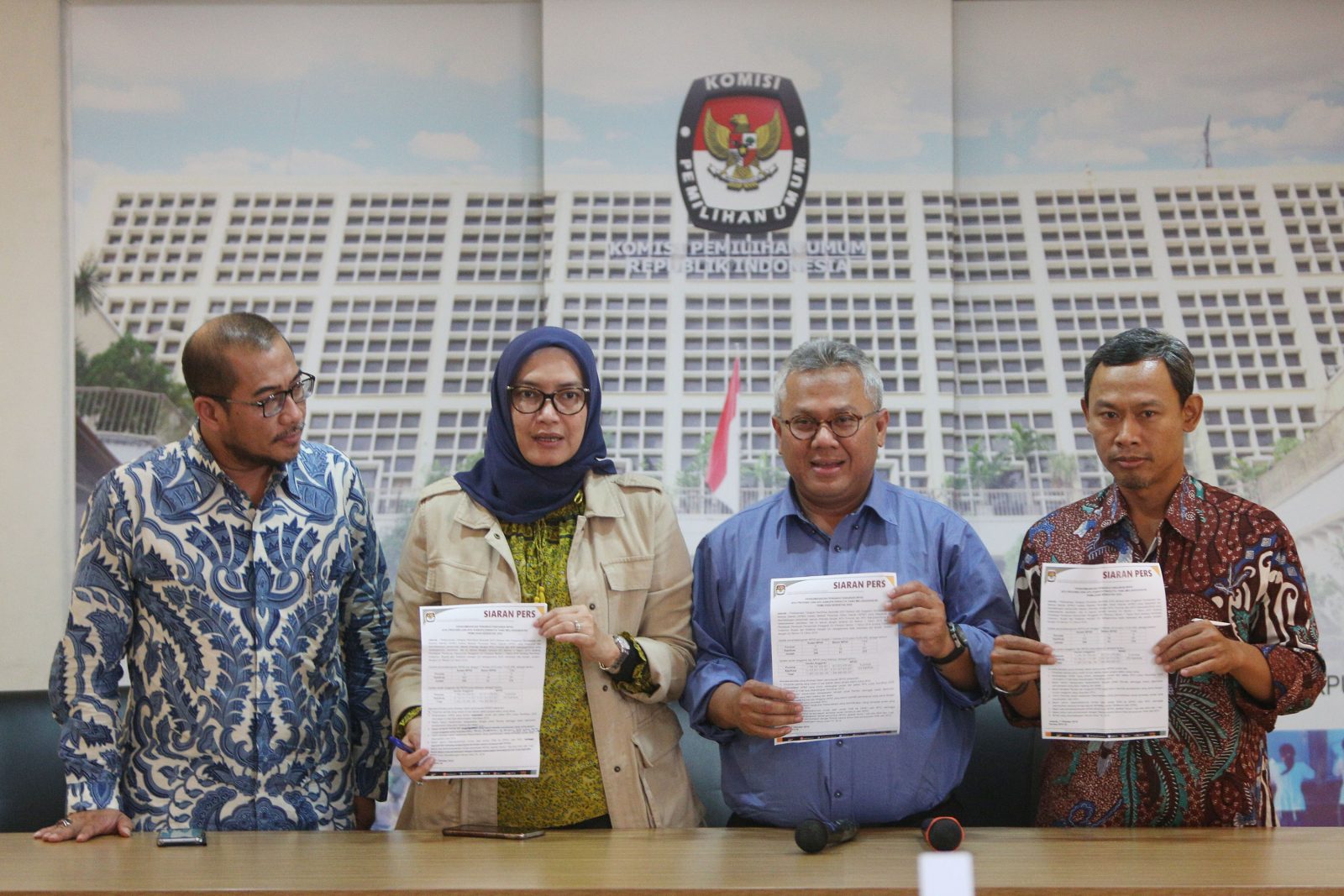 Ketua KPU Arief Budiman (kedua kanan) didampingi Anggota KPU Hasyim Asyari (kiri), Evi Novida Ginting Manik (kedua kiri), dan Pramono Ubaid Tanthowi (kanan) menunjukkan kertas yang berisi siaran pers terkait penandatanganan Naskah Perjanjian Hibah Daerah - Image