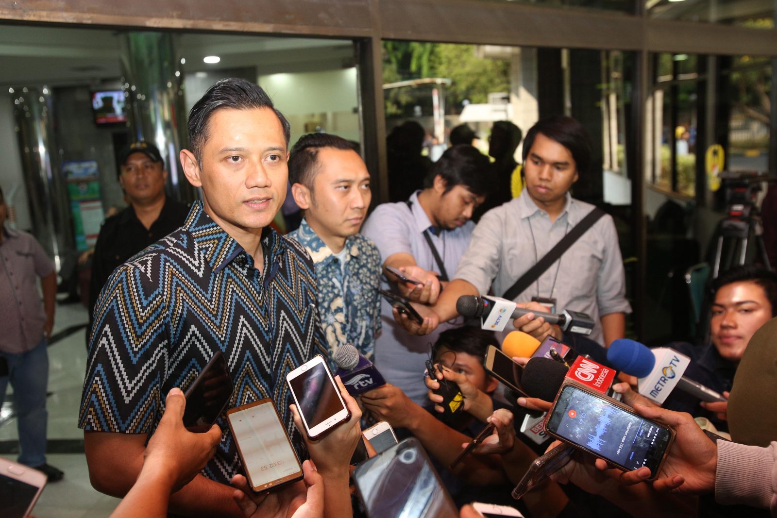 Agus Harimurti Yudhoyono didampingi Eddi Baskoro memberikann keterangan pers usai menjenguk Menko Polhukam Wiranto di RSPAD Gatot Soebroto, Jakarta, Senin (14/10). (Miftahulhayat/Jawa Pos) - Image